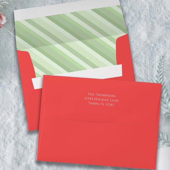 Enveloppe Coutume de Noël rayé rouge et vert (Christmas holiday green striped red envelope with white return address printed.)