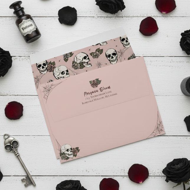 Enveloppe Crânes gothiques roses et Halloween Rose (Gothic Floral Skull Envelopes for Her. Elegant Dark Pink Hallowedding Vintage Skulls Roses for Bride)