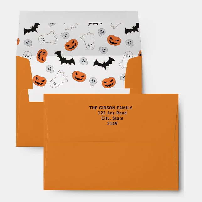 Enveloppe d'adresse de retour d'Halloween orange (Orange Return Address Halloween envelope featuring bats, pumpkins and ghosts.)