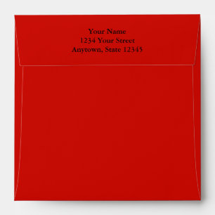 Enveloppe de carré rouge avec l'adresse de retour