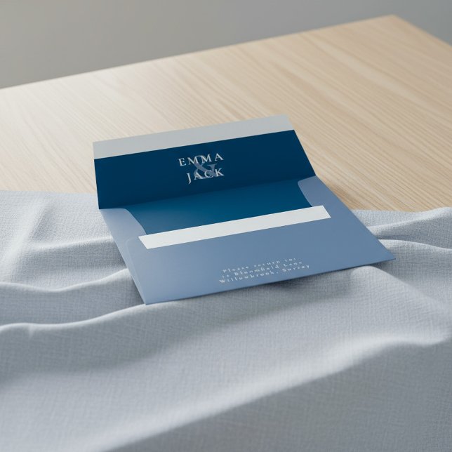 Enveloppe de faire-part de mariage bleue minimale (Muted Blue Minimal wedding invitation envelope.)