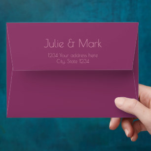 Enveloppe de mariage aux pétales roses romantiques