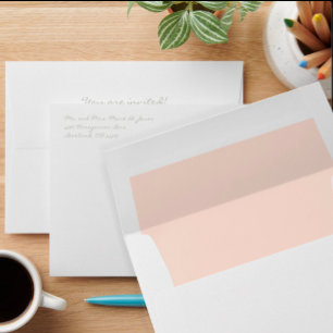 Enveloppe de mariage blanche à l'extérieur et pêch