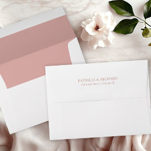 Enveloppe de mariage moderne à l'écriture dorée ro