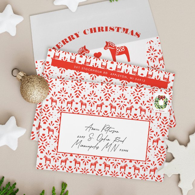 Enveloppe de vacances Cheval de Dala Suédois Rouge (Red and white Swedish folk art patterned holiday envelope with return address and Dala horses inside)