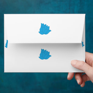 Enveloppe dessin d'une fleur bleue sur un arrière - plan bla