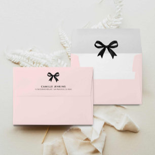 Enveloppe d'invitation de mariage rose avec nœud