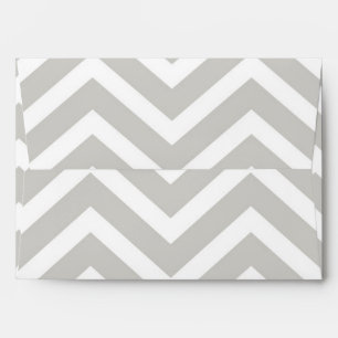 Enveloppe d'invitation moderne grise et blanche à