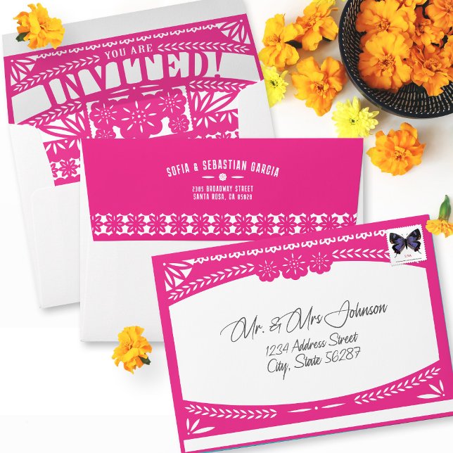 Enveloppe Drapeau de Papel Picado de Fête Mexicaine Invitati (Custom self return address hot pink fuchsia magenta papel picado flag Mexican fiesta invite envelope)
