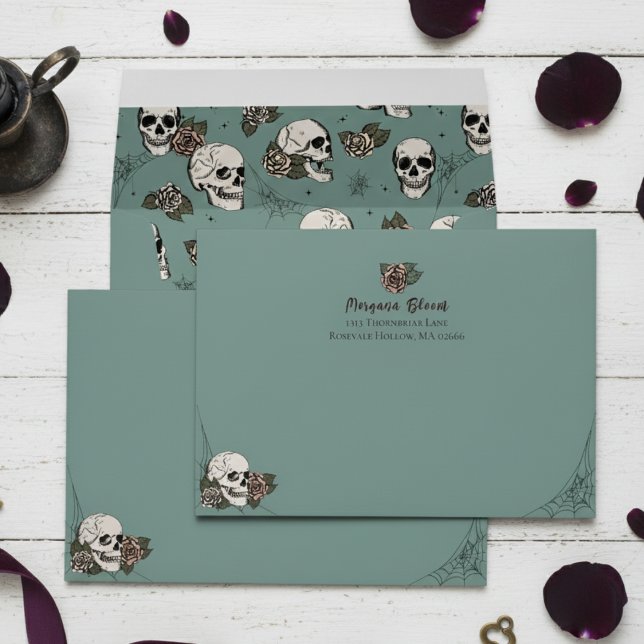 Enveloppe Elegant crânes floraux gothiques eucalyptus (Gothic Floral Skull Envelopes. Elegant Eucalyptus Green Hallowedding Vintage Skulls, Roses for Bride)