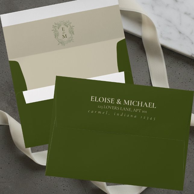 Enveloppe Élégant Faire-part de mariage à monogramme et blas (Elegant Sage Green Crest Monogram Wedding Envelope)
