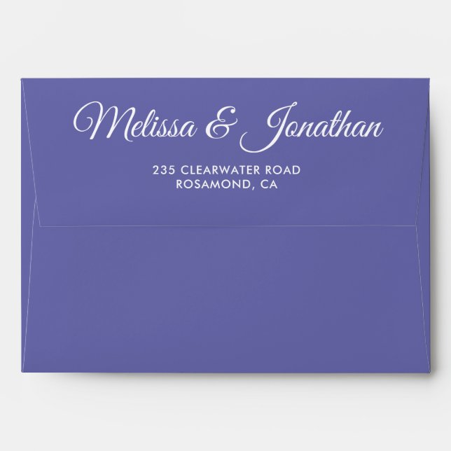 Enveloppe Elégant moderne Dusty violet script blanc mariage  (Dos (Haut rabat))