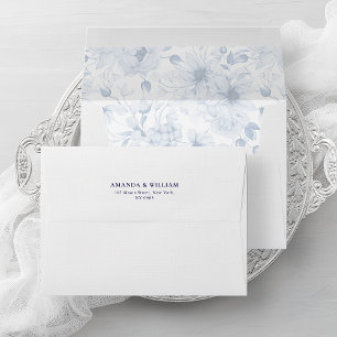 Enveloppe élégante aux fleurs bleues poussiéreuses