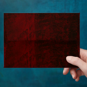 Enveloppe élégante en velours rouge avec fleurs ro