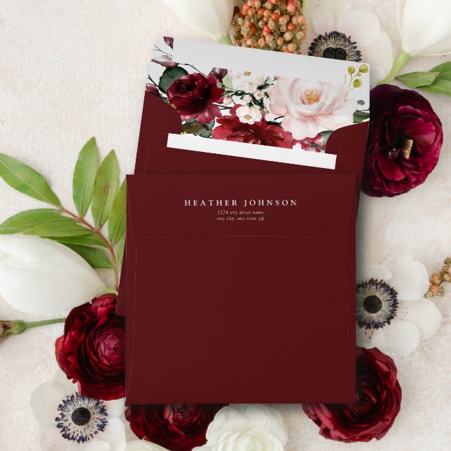 Enveloppe Elégante Fête des mariées d'aquarelle florale bord (Create a beautiful 1st impression with these burgundy floral return address bridal shower envelopes!)
