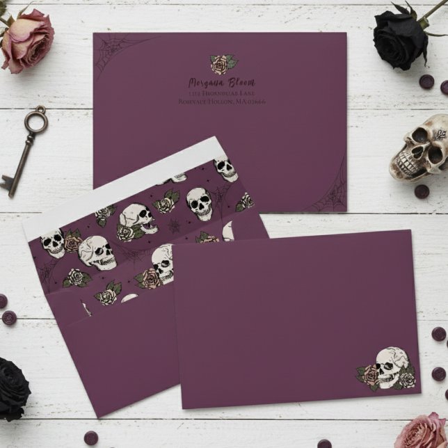 Enveloppe Élégants crânes floraux gothiques violet foncé (Gothic Floral Skull Envelopes. Elegant Dark Purple Hallowedding Vintage Skulls & Roses for Bride)