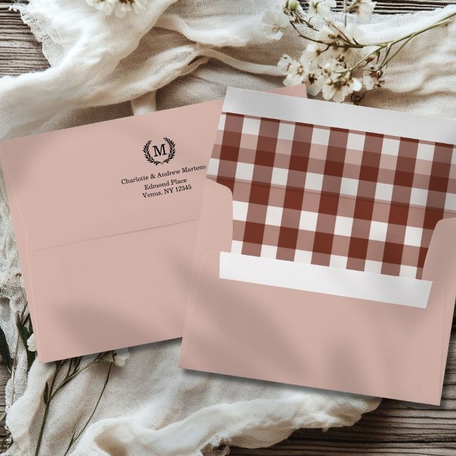 Enveloppe En vichy Brown Monogramme Crest (Brown Gingham Monogram Crest Custom Envelope with your Initial, Names & Address - 6 Colors.)