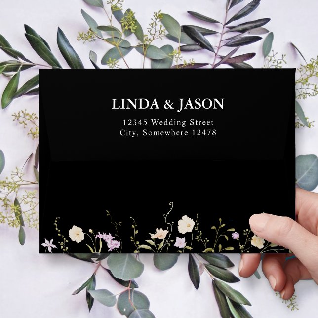 Enveloppe Faire-part de mariage Fleurs sauvages Noir & Blanc (Black and white wildflowers invitation envelope adds elegant charm to your wedding stationery.)