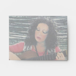 Enveloppe Femme Jouant De La Musique Avec Guitare Acoustique
