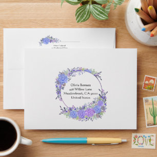 Enveloppe florale à l'aquarelle violette et bleue