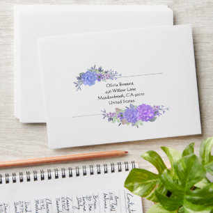 Enveloppe florale de couleur pastel violet et bleu
