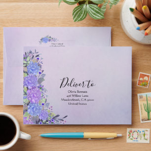 Enveloppe florale de couleur pastel violet et bleu