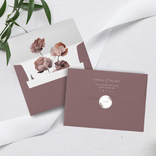Enveloppe florale pourpre foncé avec adresse de re