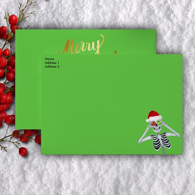 Enveloppe Fun Christmas Skeleton Santa Hat Ornements Gold (Christmas skeleton ornaments in Santa hat on front, Merry Christmas on back flap on green envelopes.)