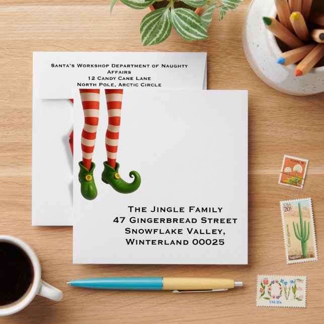 Enveloppe Funny Elf Legs Holiday Card | North Pole Mischief  (Desk)