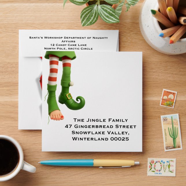 Enveloppe Funny Elf Legs Holiday Card | North Pole Mischief  (Desk)