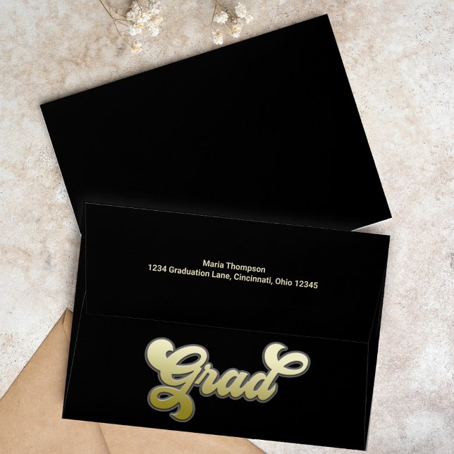 Enveloppe Graduation Noir et Or Retro sur mesure (Graduation gold gradient typography envelope with return address on the back flap. )