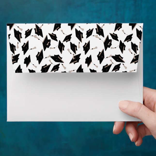 Enveloppe Graduation Party Black and White Mortarboard (Hand)