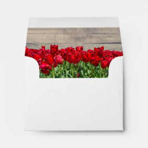 Enveloppe Grange rustique avec les tulipes rouges