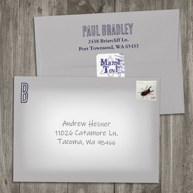Enveloppe Grey, bleu marine Adresse de retour Monogramme pré (gray bar mitzvah 5x7 envelopes for invitations, navy blue monogram, blue gray bar mitzvah)