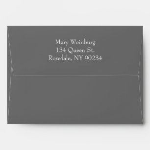Enveloppe grise classique d'invitation