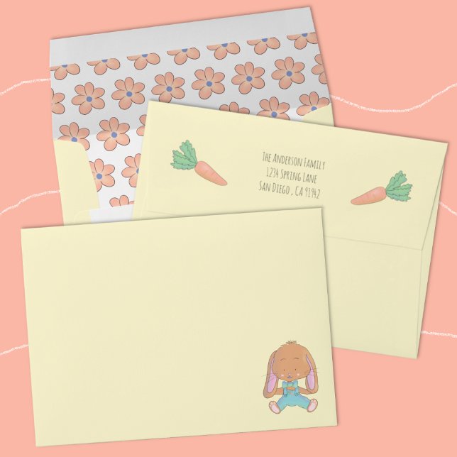 Enveloppe jaune lapin mignonne et carottes (Cute yellow envelope with a whimsical bunny , some carrots and little orange flowers .)