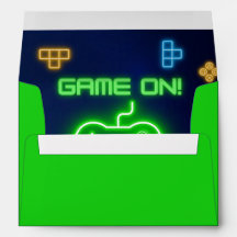 Jeu sur le vert néon et l'enveloppe bleue