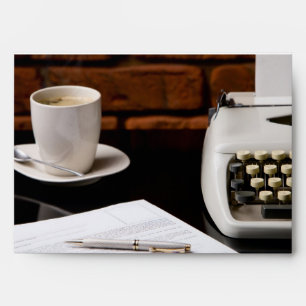 Enveloppe Machine à écrire et tasse de café