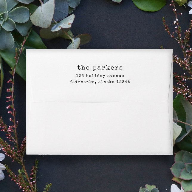 Enveloppe Machine à écrire minimaliste | Noir et blanc (A stylish holiday black and white envelope, with your pre-printed return address in typewriter text)