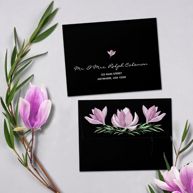 Enveloppe Magnolias Violets Chic sur RSVP Adressé Noir (Chic purple magnolias on black RSVP envelopes with FREE return address on the front)