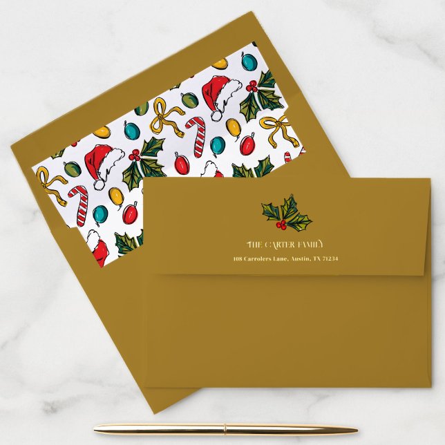 Enveloppe Main Draed Christmas Holly Berries Adresse de reto (Golden return address envelope featuring a playful holly berries sketch and Christmas pattern liner.)