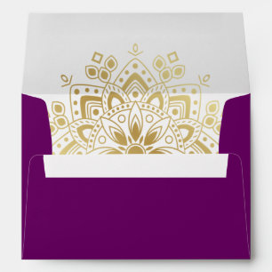 Enveloppe Mandala d'or sur la prune pourpre d'aubergine
