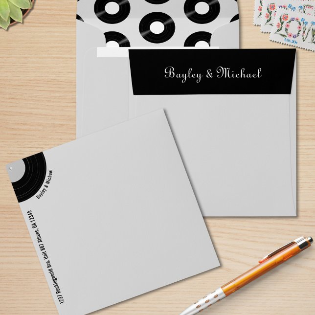 Enveloppe Mariage Carré gris personnalisé Retro Vinyl Record (Custom square vinyl record envelope with monogram, return address, and vinyl record print inside)
