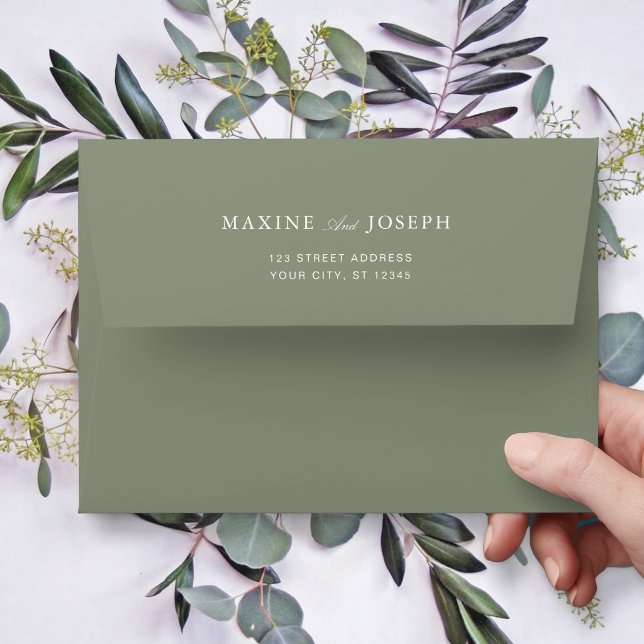 Enveloppe Mariage Classique Vert Poussiéreux Script (Classic dusty green script wedding envelopes add timeless charm to your invitation suite.)