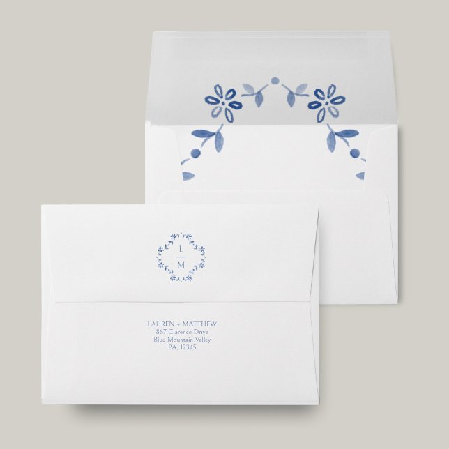 Enveloppe Mariage de monogramme floral blanc et bleu (Créateur téléchargé)
