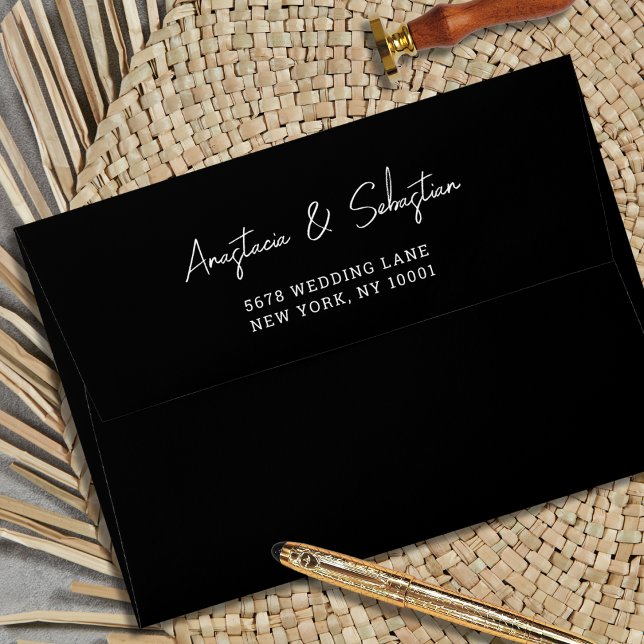 Enveloppe Mariage de script noir & blanc moderne (Modern Elegant Black & White Script Wedding Envelope)