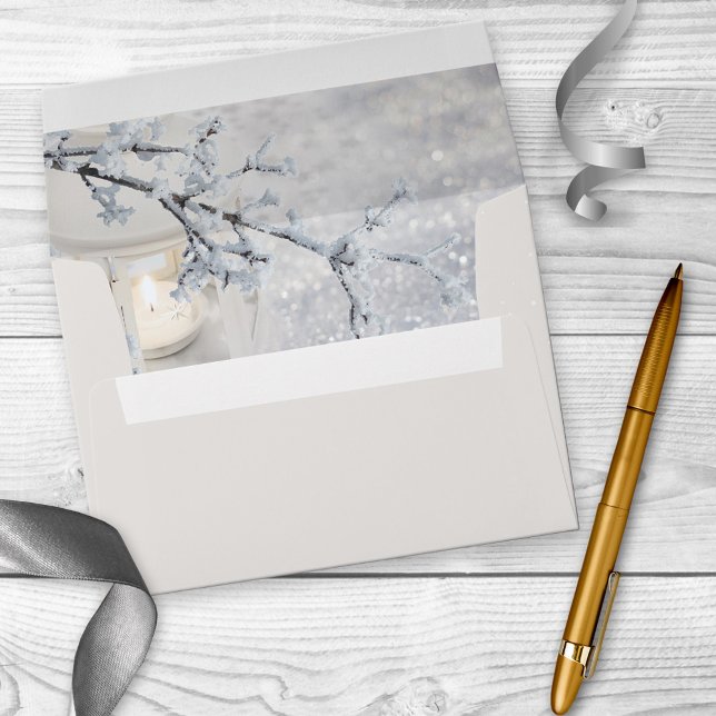 Enveloppe Mariage Écru de lanterne à neige moussan (Wedding envelope with tiny snow sparkles on a light ecru ivory background with a lantern with candle)