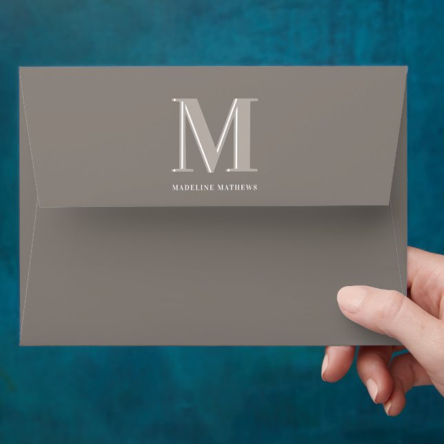 Enveloppe Modern monogram name typography taupe (Hand)