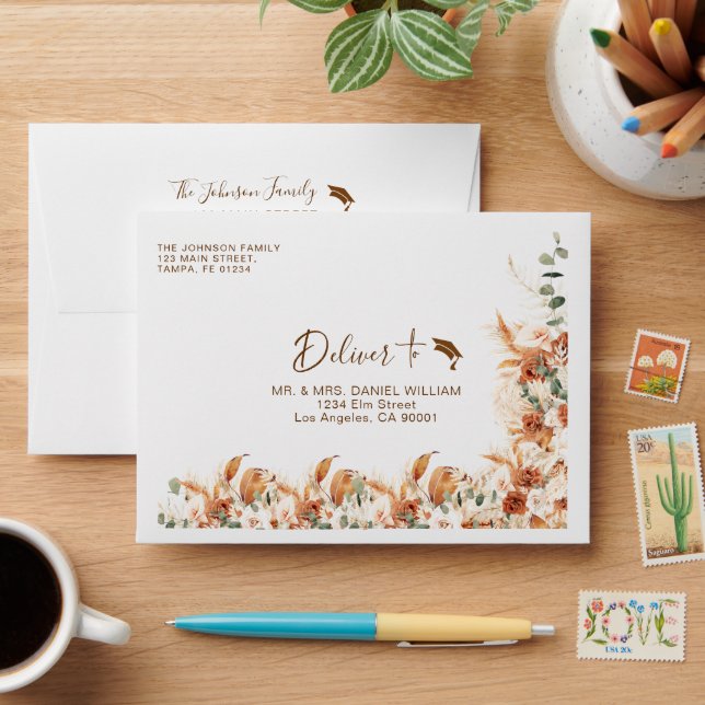 Enveloppe Moderne Terracotta Boho Floral Script Graduation (Desk)