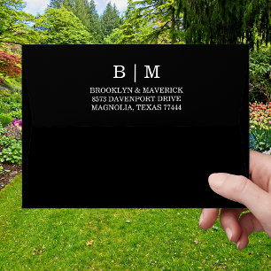 Enveloppe Monogramme Élégant Noir et Blanc pour Mariage